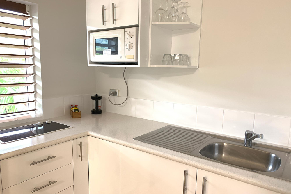 palm cove accommodation studio apartment unit 21 7