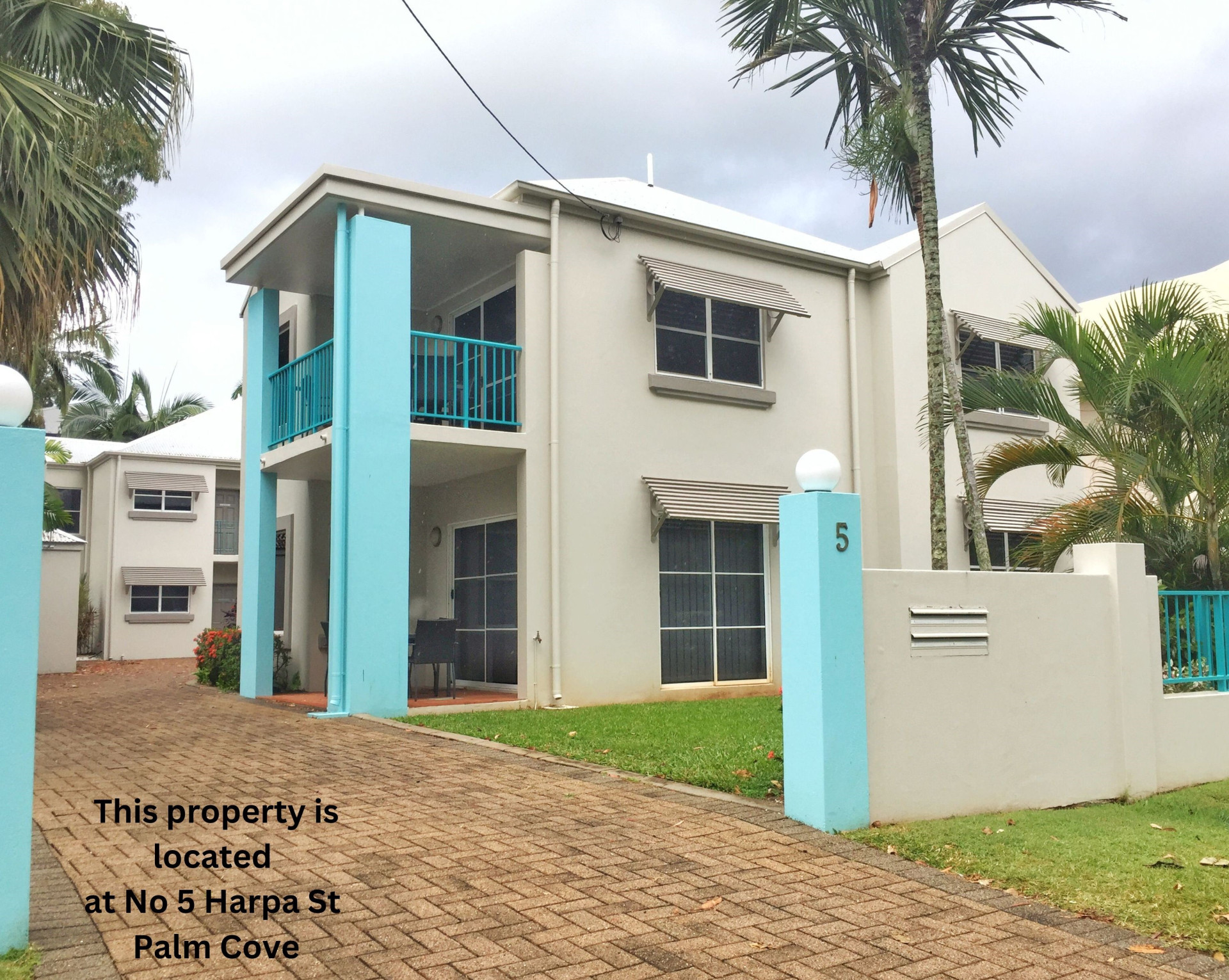 Townhouses Exterior with text